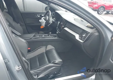 2022 Volvo S60 B5 R-Design z USA, uszkodzony, nr VIN 7JRL12TM8NG162320